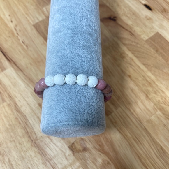 White lava rock diffuser bracelet with rhodonite stone beads. - Picture 5 of 6